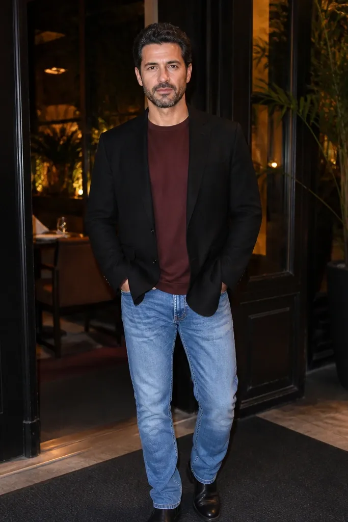 Black blazer, burgundy tee, light blue jeans, black leather shoes